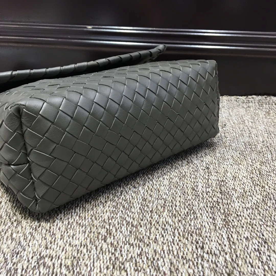 Original quality👉🏻Size 1099 Small🔥🔥Mini version of the classic Olimpia handbag, all made of Intrecciato soft sheepskin. The long Brunito polished chain adjustable strap can be doubled in length and can be used as a shoulder bag, which is both elegant and practical. The interior is lined with pigskin, and the space is separated by zippers for easy storage and organization. Built-in vanity mirror. size: 22*8*15 steel gray